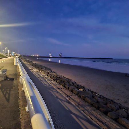 Driftmark Beachfront Location Aberavon Beach Sea Views Large Driveway Parking Private Site Fibre Optic Wi Fi Port Talbot Bagian luar foto