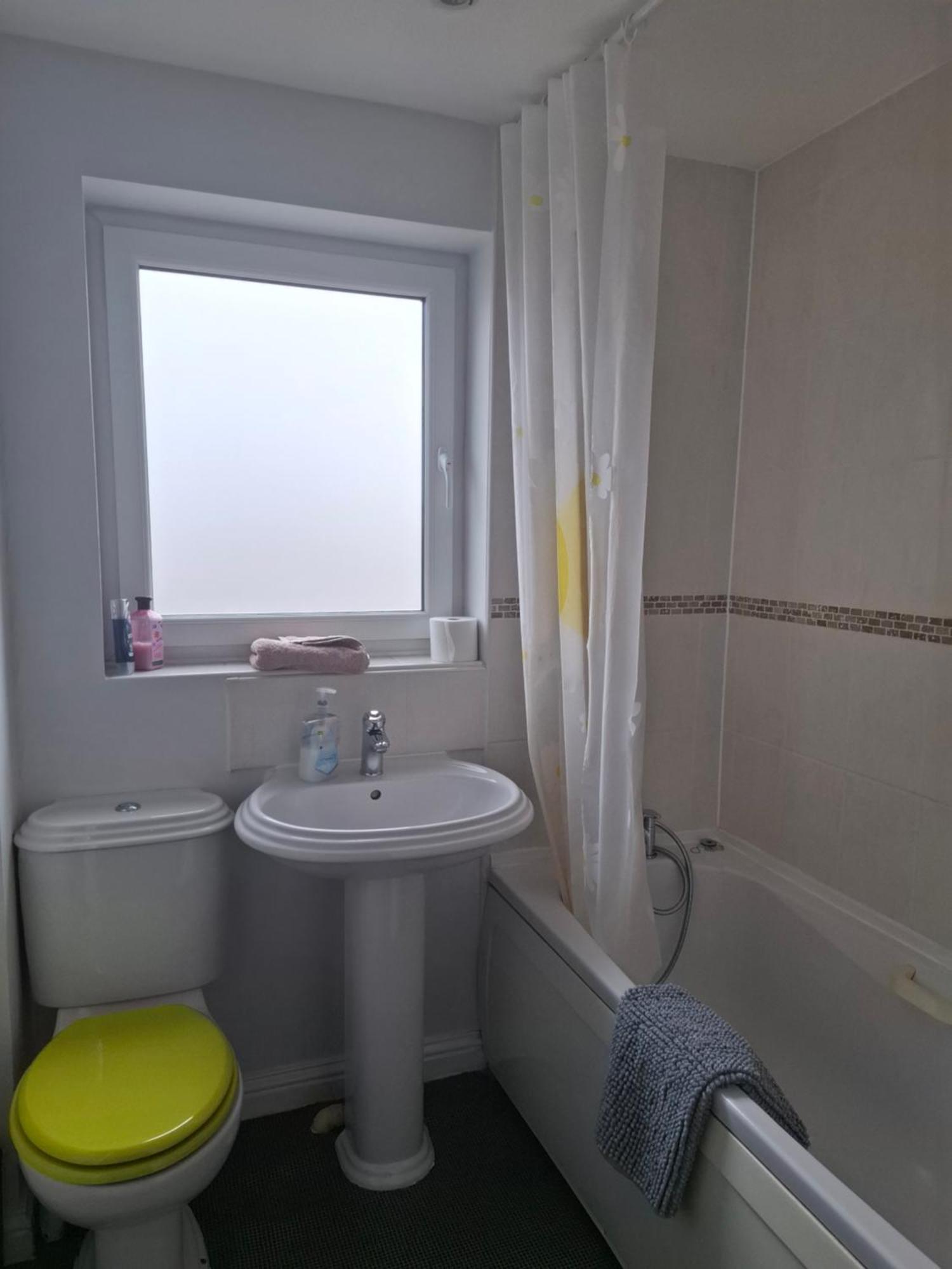 Driftmark Beachfront Location Aberavon Beach Sea Views Large Driveway Parking Private Site Fibre Optic Wi Fi Port Talbot Bagian luar foto
