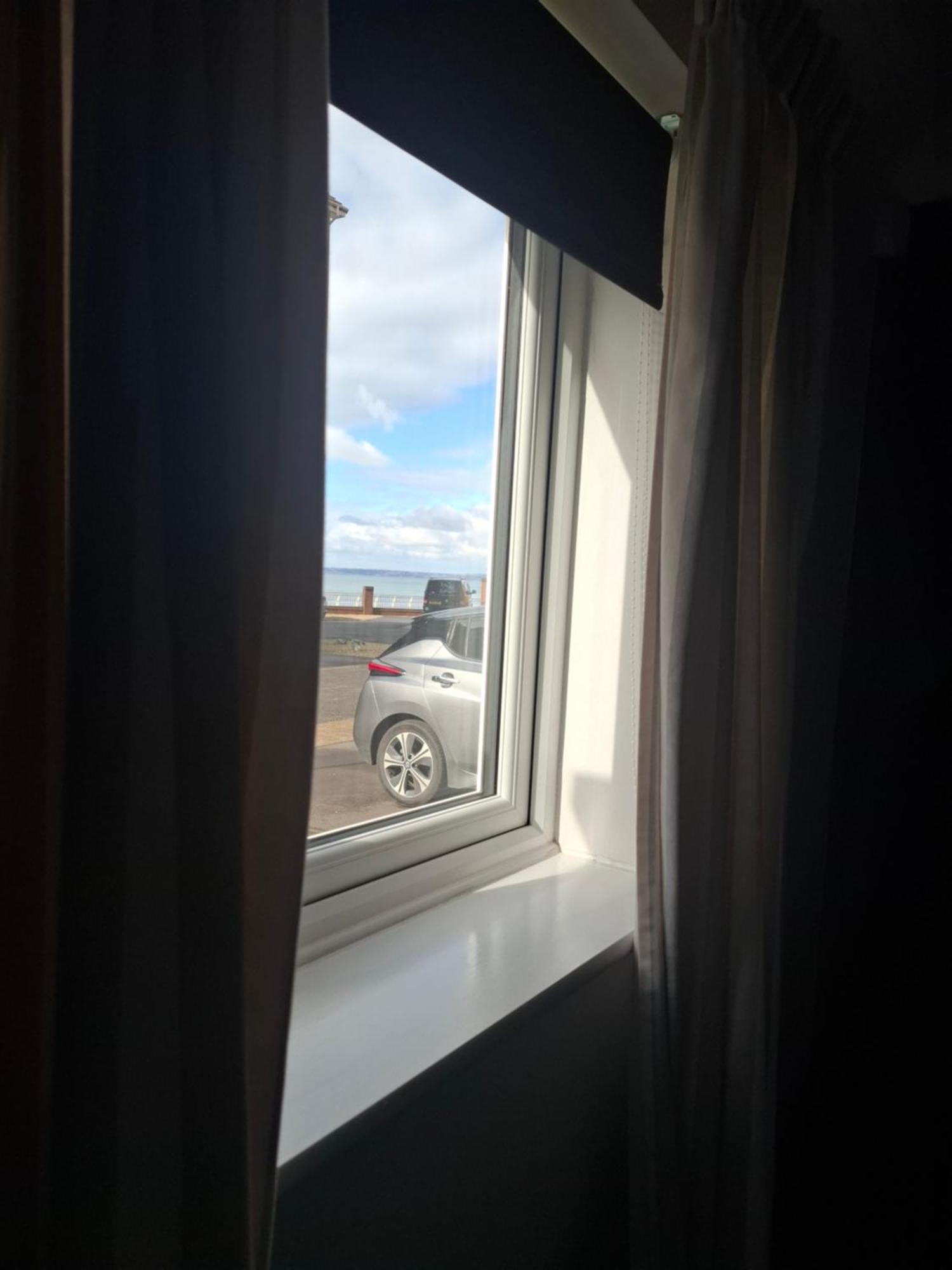 Driftmark Beachfront Location Aberavon Beach Sea Views Large Driveway Parking Private Site Fibre Optic Wi Fi Port Talbot Bagian luar foto
